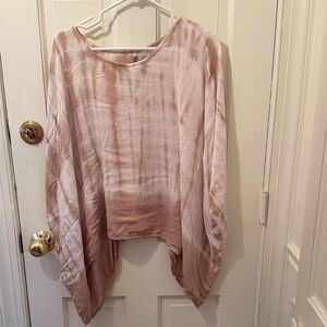 Moni B one size beige and white tie dye top, easy ti wear!